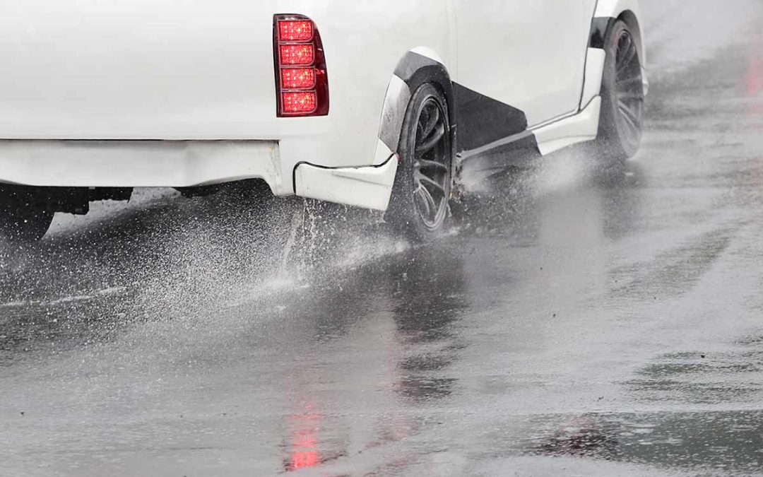 ¿Qué es el aquaplaning y cómo se puede evitar?